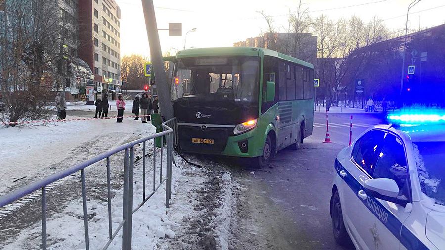 Десять человек пострадали в ДТП с маршрутным автобусом в Тюмени